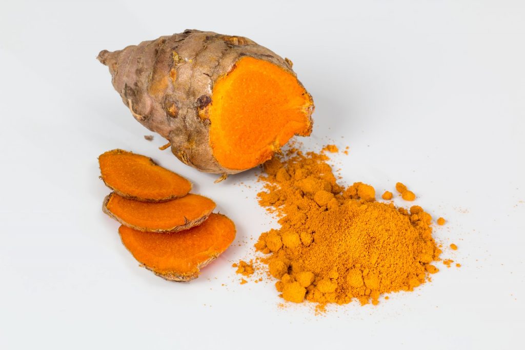 A piece of turmeric that was sliced and turmeric powder has a lot of health benefits.