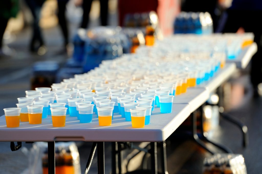 Marathon habituation table with glasses of isotonic drinks.