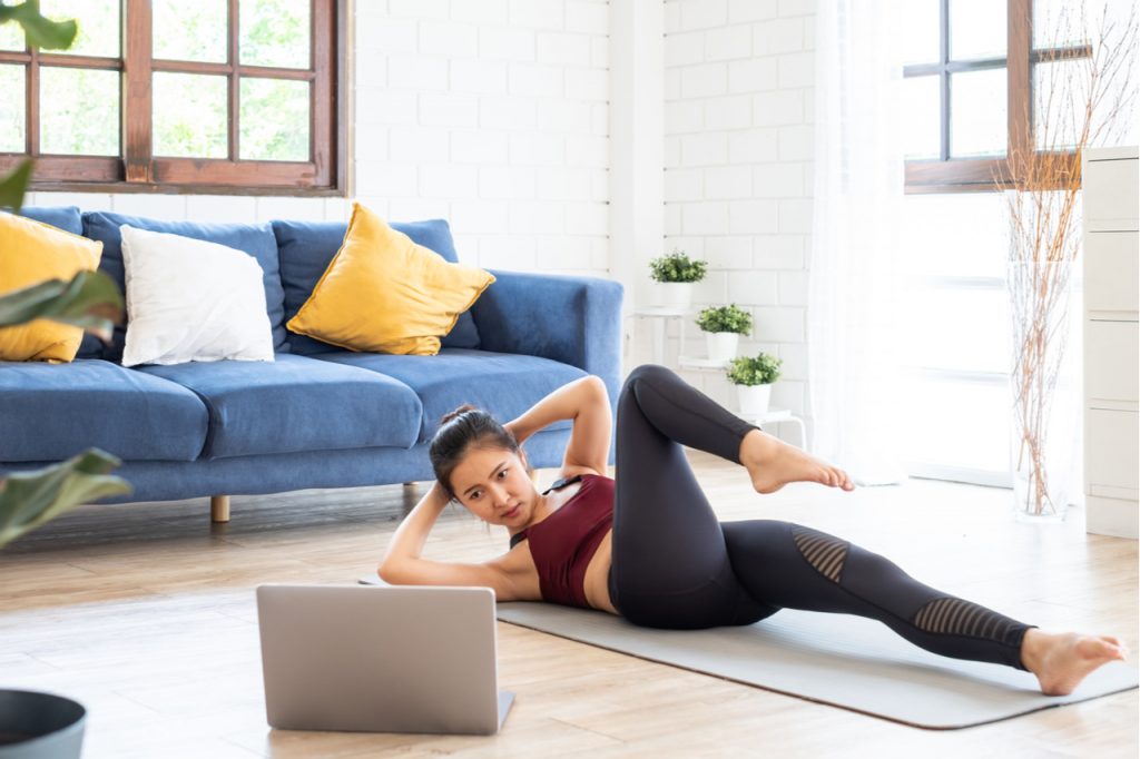 A woman doing virtual classes.