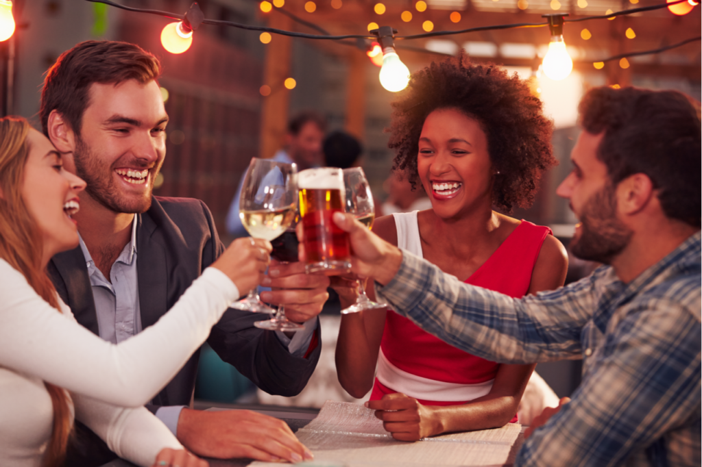 Group of friends drinking. Know the effects of alcohol.