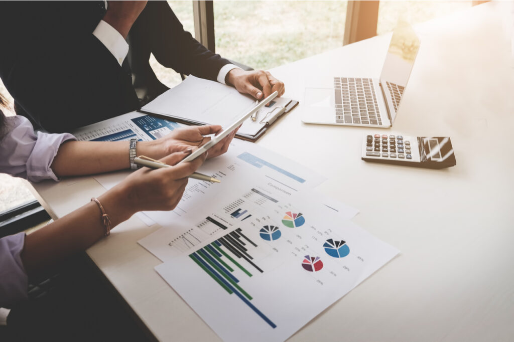 Trading business, the affiliate offers a profit model to adapt the current competitive strategy.