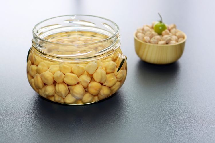 Soaking chickpeas in water to ferment cereals and neutralize phytic acid to get the benefits of sprouting.