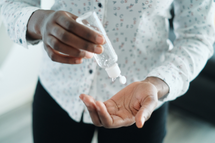 A person using a moisturizer to prevent dry itchy hands.